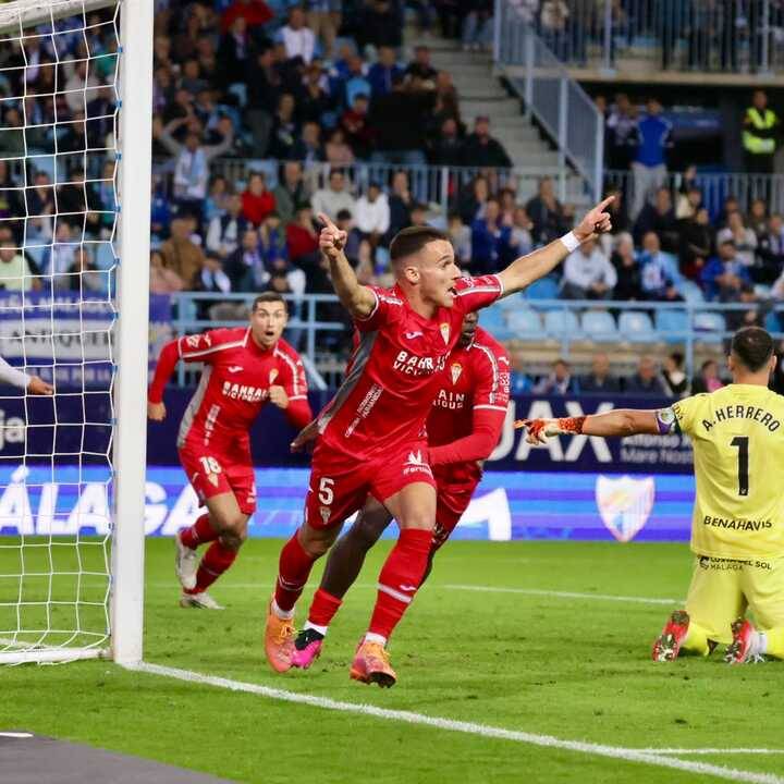 El Córdoba rescata un punto en el descuento con 10 jugadores ante un Málaga inexperto