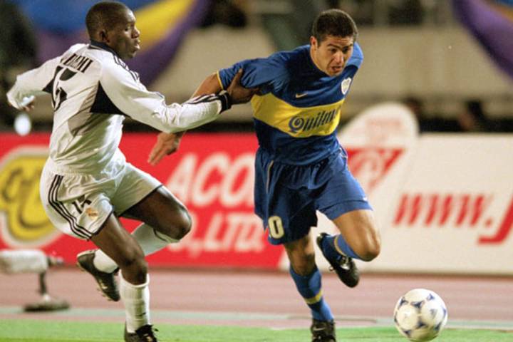 Tesoros japoneses. La pelota de Riquelme subastada en Escocia tras sus lujos ante Real Madrid y la camiseta que (no) cambió con Figo