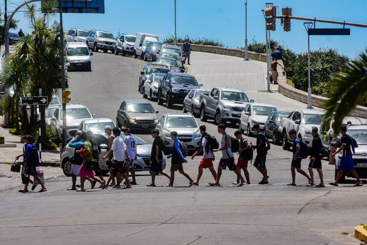 Más turismo y menos gasto: los números del fin de semana largo