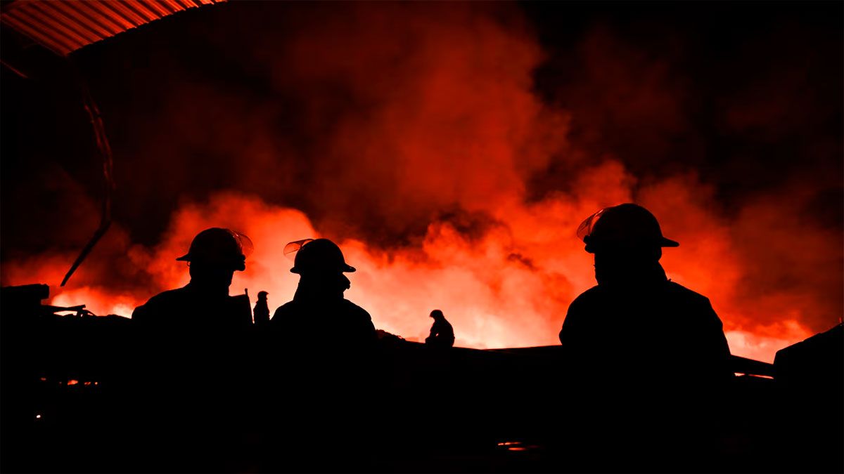 Ezeiza: a 48 horas de la explosión, se reavivan las llamas en el Polígono Industrial