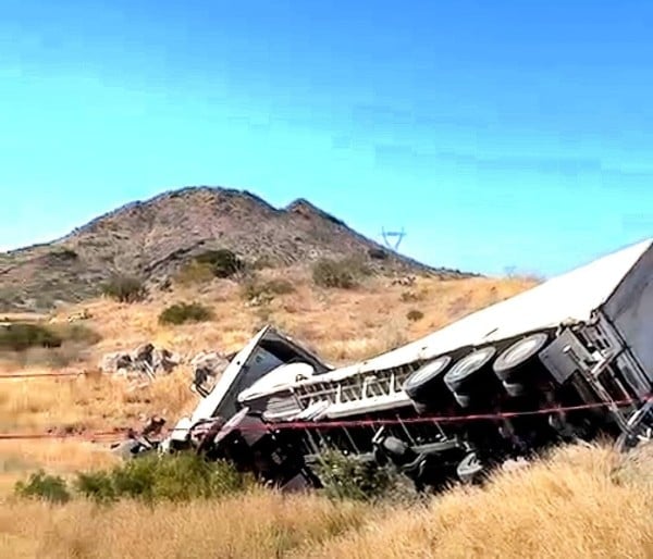 Vuelca tráiler con migrantes; al menos 4 muertos y 10 heridos