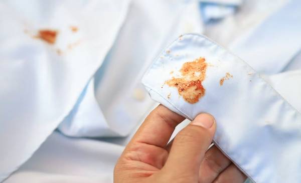 Solo 2 ingredientes: truco para limpiar las manchas de tuco