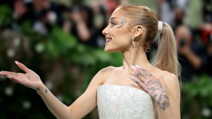 ¡Idéntica a Audrey Hepburn! Ariana Grande recrea corte de pelo con flequillo