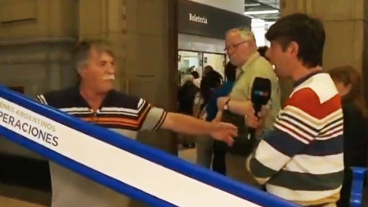 La tensa discusión de Robertito Funes Ugarte con un empleado en Plaza Constitución: "Pedímelo por favor"