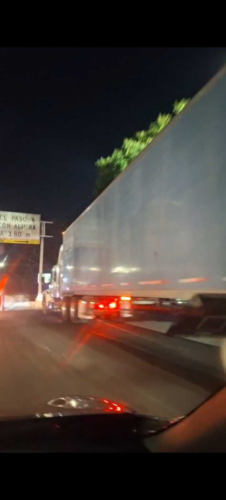 Generan congestionamiento dos tráilers