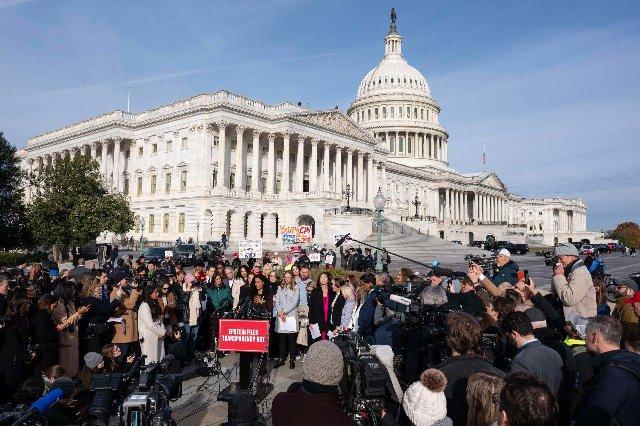 Congresistas de EU presionan para publicar expedientes del caso Epstein