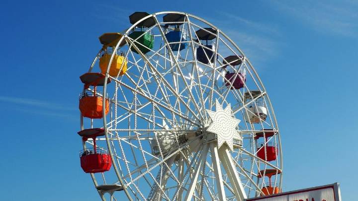 Niña de 10 años y una mujer lesionadas tras caer "desde la parte más alta" de una rueda de la fortuna en Panguipulli