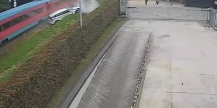 En video quedó el violento choque entre tren de la Sabana y camioneta en Chía: una persona resultó herida
