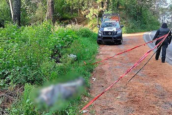 Hallan cuerpo embolsado en la carretera a Valle de Bravo