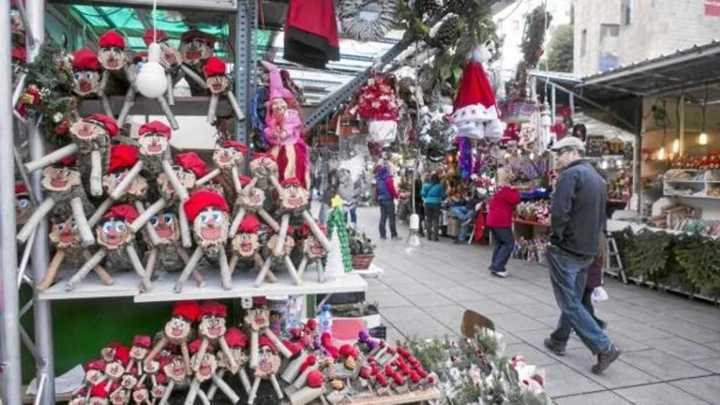 Abre la Feria de Santa Llúcia con un árbol de Navidad de 14 metros de altura