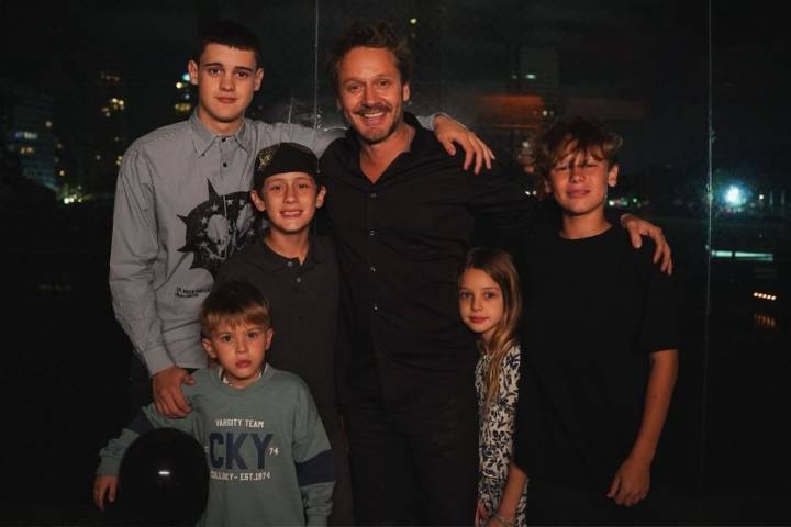 Ausencias de peso. Vicuña festejó sus 47 años rodeado de familia y amigos: la dedicatoria de Anita Espasandín