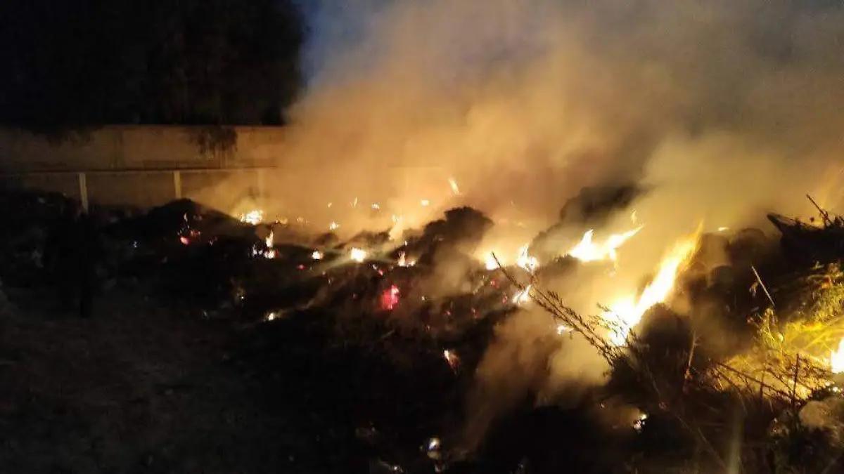 Arde zona de basura en panteón de San Miguel Tocuila, en Texcoco