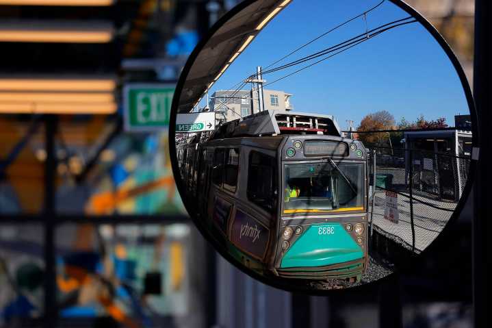 T operators sent to hospital after fallen wire causes fire near BC