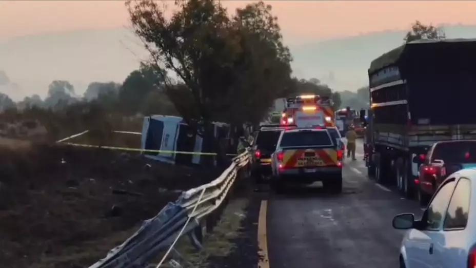Siete muertos tras volcadura de autobús turístico en la carretera Morelia