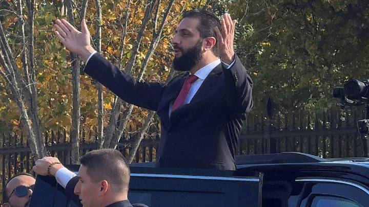 El presidente de Siria, Ahmed al Shara, juega al baloncesto con militares de EE UU antes de su reunión con Trump en la Casa Blanca