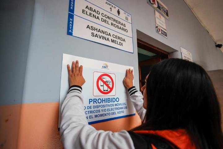 Décimo referéndum en veinte años: Ecuador decide sobre nueva Constitución y...