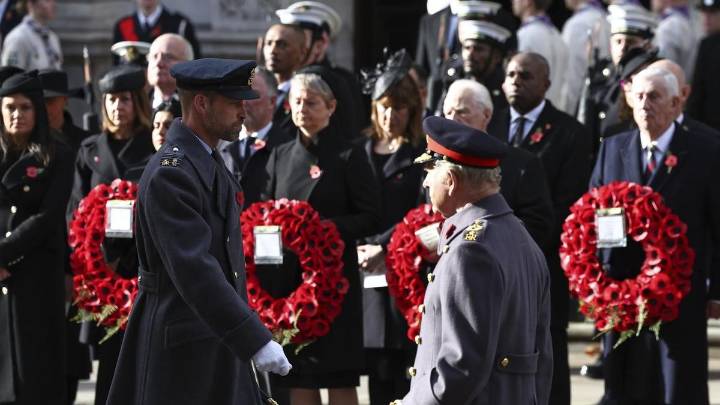 King leads Remembrance Sunday ceremony for war dead