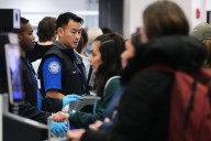 Noem anuncia bonos de $10,000 para agentes de TSA que trabajaron durante el cierre