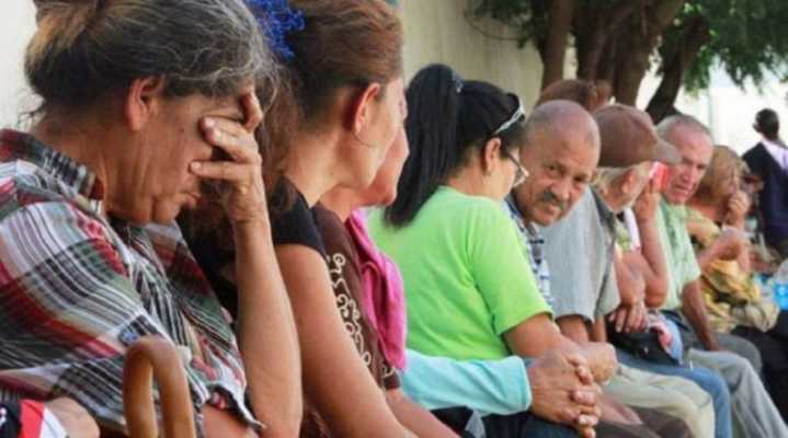 Adulto mayor que trabajó 35 años en el IVSS usa remedios caseros por no poder pagar medicinas