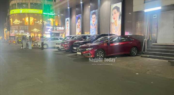 Nagpur: Bigger Showrooms Encroach Footpaths in Dharampeth,Shankar Nagar