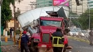 Tráiler se estrella con poste en Lomas Verdes dejando caos vial en Naucalpan