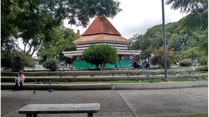 Aprehendieron a una mujer que abandonó a su hijo con síndrome de down en la plaza del Palomar