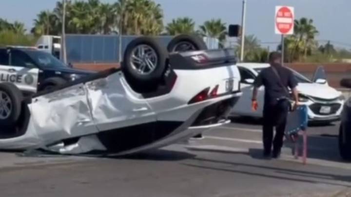 Camioneta choca brutalmente con auto y termina volcada en la carretera 83 en Laredo