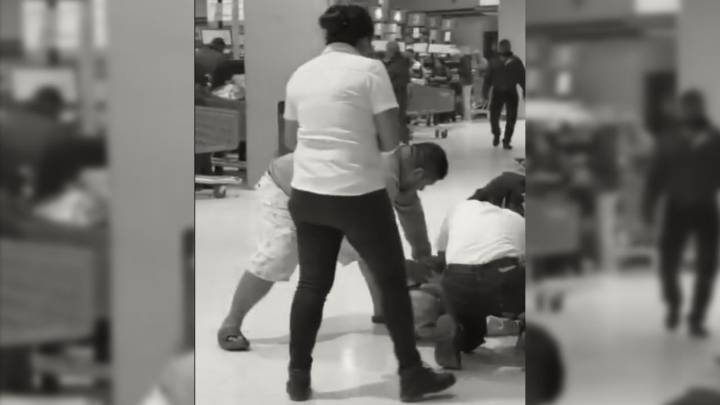 Someten violentamente a abuelito en centro comercial de Coatzacoalcos, presuntamente habría robado herramienta: Video