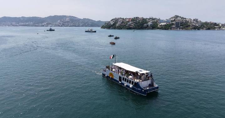 Habitantes de Puerto Marqués bloquean con lanchas el paso del ‘Marinabús’ en Acapulco