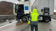 Un camion articulado rumano sufre el efecto "tijera" e interrumpe el tráfico entre Navarra y San Sebastián