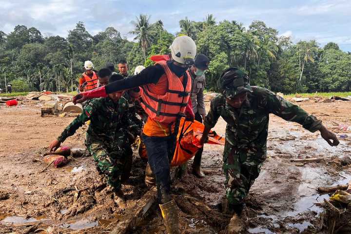 Inundaciones en Indonesia, Tailandia y Sri Lanka dejan más de 900 muertos