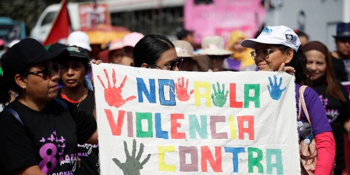 EsSalud advierte sobre patrones tempranos de violencia contra la mujer que pueden escalar a agresión física