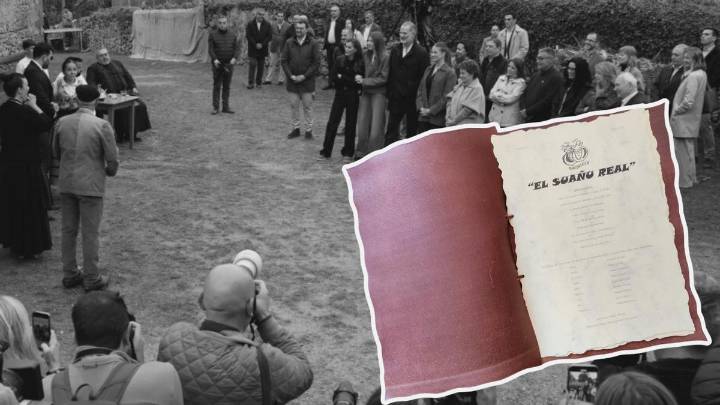 Un regalo especial para los reyes, Leonor y Sofía, en papel de pergamino y tapa de piel: así es el obsequio que la Familia Real recibió del grupo de teatro de Valdesoto