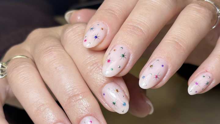 7 uñas navideñas elegantes que rejuvenecen las manos a los 40 +