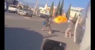 Pelea entre tragafuegos y limpiaparabrisas en semáforo de México causa impacto en redes (VIDEO)