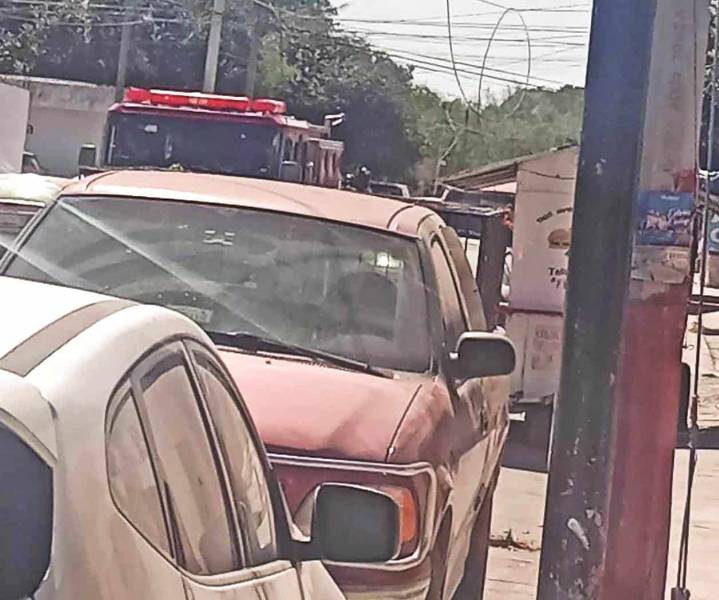 Fuertes vientos dejan sin luz a dos colonias