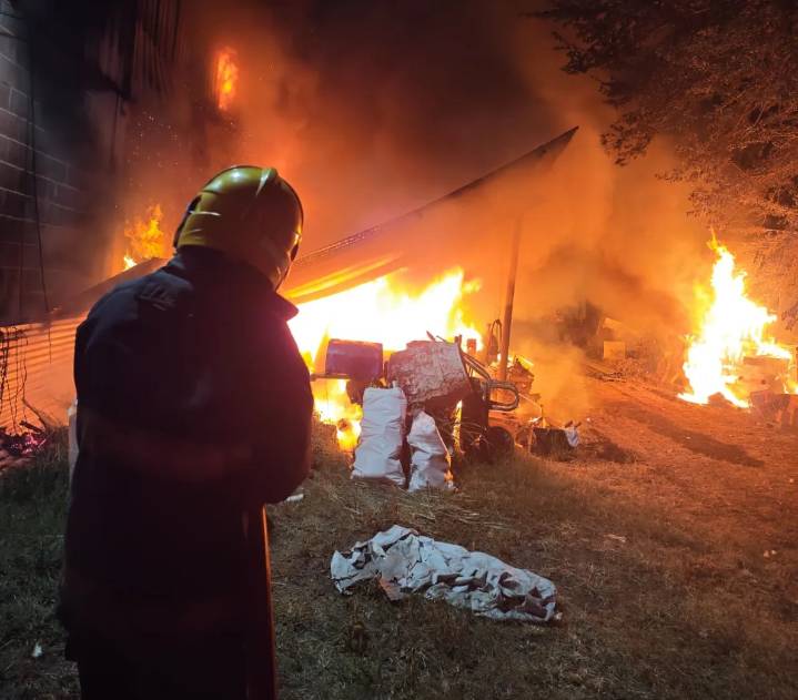 Un voraz incendio destruyó un tinglado, un auto y afectó un depósito de muebles en el barrio Villa Corina