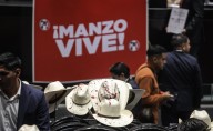 Con sombreros “ensangrentados” y veladoras, PAN y PRI recuerdan a Carlos Manzo en San Lázaro