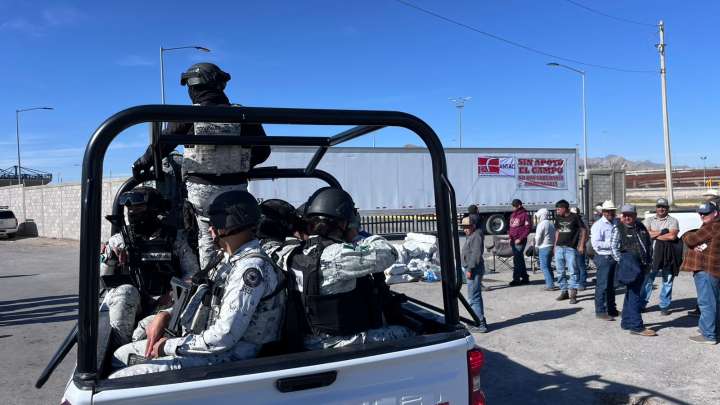 Entra gobernadora a búnker con Segob y manifestantes para mediar en bloqueos