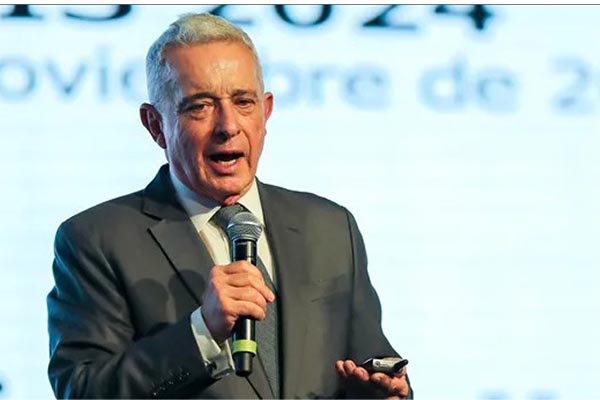 Álvaro Uribe confirma su regreso a la política: aspirará al Senado en 2026