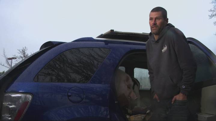 Portland veteran living with dog and pig in his car gets help finding his way home to Chicago