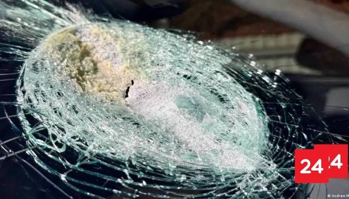 Objeto misterioso derrite parabrisas de un Tesla en plena autopista australiana