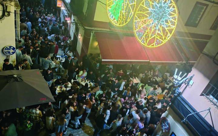 El Juzgado cita a Ayuntamiento y vecinos de la calle Las Cortes a una audiencia el 3 de diciembre