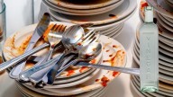 Por qué hay que lavar los platos con vinagre blanco: ¿qué significa?