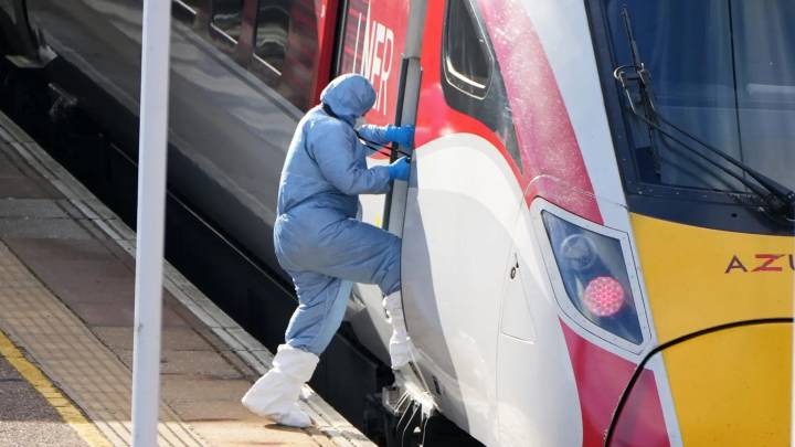 Detenidos por apuñalamientos en un tren son británicos y "nada sugiere motivo terrorista"