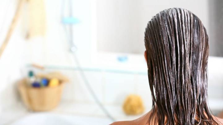 Dormir con el cabello mojado: el hábito común que puede dañar más de lo que imaginás