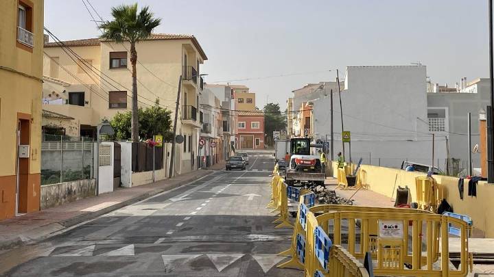 Benitatxell inicia las obras para introducir arbolado y mejorar la imagen en la avenida de València