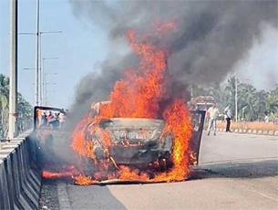 Byndoor: Moving car catches fire on flyover; passengers escape unhurt