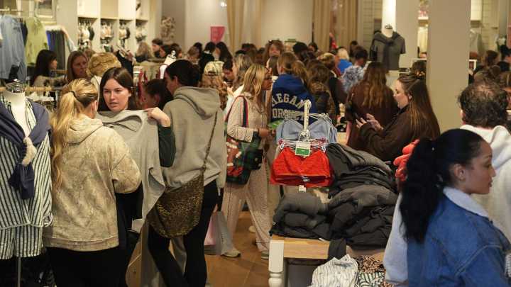 Raw video: Shoppers flock to Christiana Mall for Black Friday deals