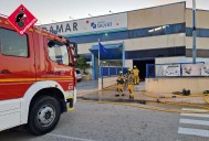 Extinguido un incendio en una nave industrial que generó una intensa columna de humo en San Fulgencio